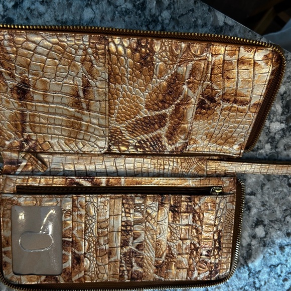 EUC. Brahmin Skyler Croc Embossed leather wallet/wristlet - Picture 8 of 8
